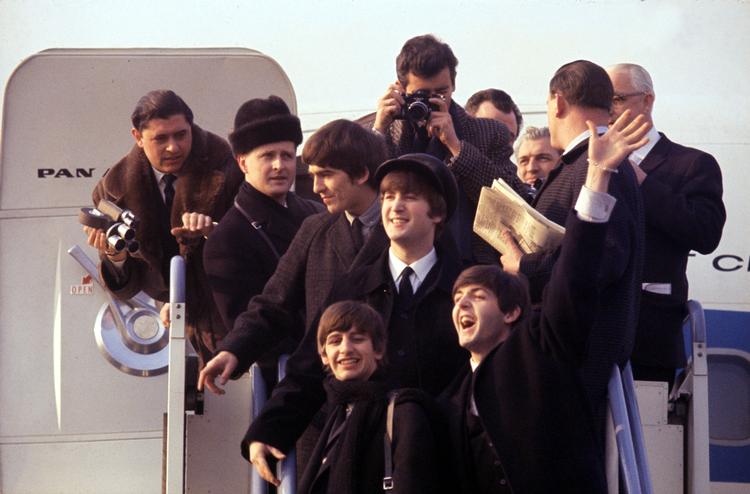 The Beatles blev modtaget af den samlede verdenspresse og skrigende piger i JFK-lufthavnen, kort efter lufthavnens indvielse. Foto: Disney +