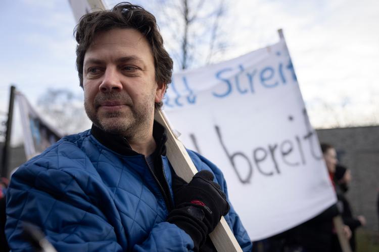 Jürgen Kleffel, som har arbejdet for Volkswagen i 28 år, strejkede mandag sammen med tusindvis af andre mod Volkswagens planer om at lukke tre af sine ti tyske fabrikker.    Foto: Lærke Berg-pedersen