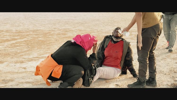 Libyske sikkerhedsstyrker tager sig af kvinder, som de har fundet i ørkenen. Foto: Bayerischer Rundfunk