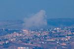 En røgfane ses stige op over landsbyen Khiam i Sydlibanon, hvor Hizbollah og Israel fortsat udveksler ild trods en våbenhvile, der skulle standse kamphandlingerne. Foto: Jalaa Marey/Ritzau Scanpix