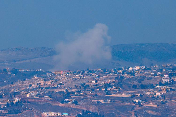 En røgfane ses stige op over landsbyen Khiam i Sydlibanon, hvor Hizbollah og Israel fortsat udveksler ild trods en våbenhvile, der skulle standse kamphandlingerne. Foto: Jalaa Marey/Ritzau Scanpix