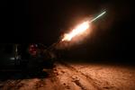 Ukrainske soldater affyrer en luftforsvarskanon under et russisk drone- eller missilangreb. Foto: Maksym Kishka/Ritzau Scanpix