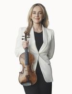 »I stand with Ukraine«, står der tværs over violinisten Solomiya Ivakhivs hjemmeside. Og det slår hun fast på albummet 'Ukrainian Christmas'​, der nærmest svulmer af traditionelle ukrainske julesange.  Foto: Pr-foto