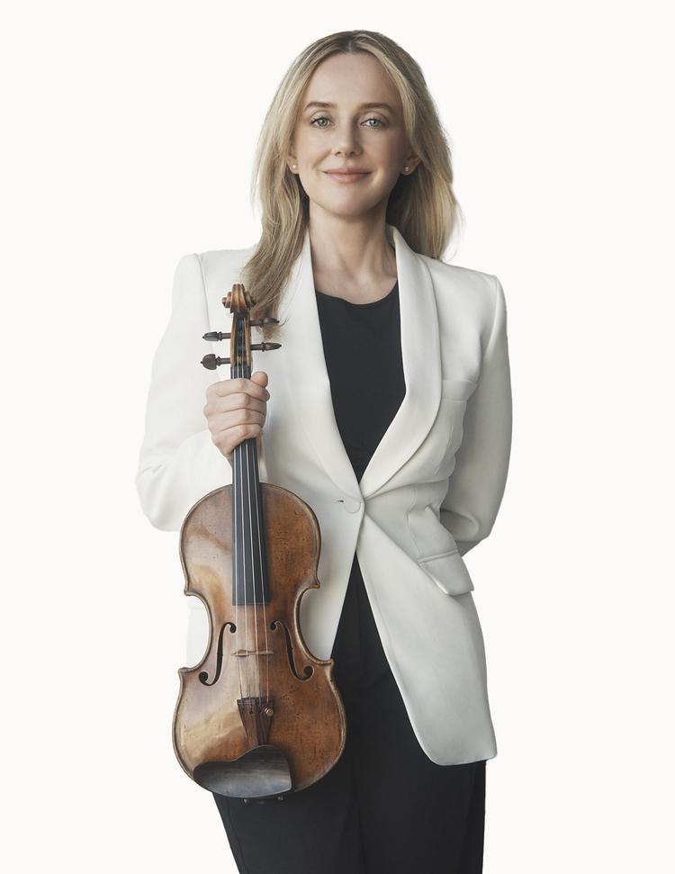 »I stand with Ukraine«, står der tværs over violinisten Solomiya Ivakhivs hjemmeside. Og det slår hun fast på albummet 'Ukrainian Christmas'​, der nærmest svulmer af traditionelle ukrainske julesange.  Foto: Pr-foto