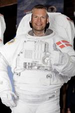 Ministre, museer, universiteter, forlystelsesparker og virksomheder har stået i kø for at få del i den danske astronaut Andreas Mogensens aura, og det giver bonus, hvis man får fingrene i lidt stjernestøv.   Foto: Thomas Borberg