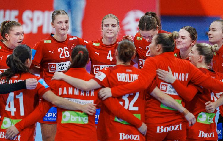 Helene Kindberg (nr. 4) ser lidt mellemfornøjet ud, men det har hun igen grund til, for København-spilleren var en af de bedste på det danske hold. Foto: Liselotte Sabroe/Ritzau Scanpix