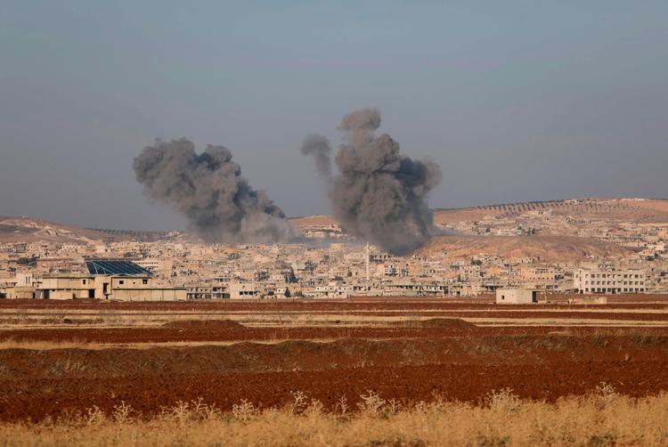 Røg stiger op fra den syriske by Suran mellem Aleppo og Hama. Foto: Bakr Alkasem/Ritzau Scanpix