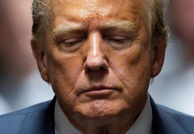 Donald Trump, da han mødte pressen, efter at han i maj var blevet kendt skyldig i 34 anklagepunkter i den såkaldte tys-tys sag mod porneskuespilleren Stormy Daniels.  Foto: Justin Lane/Ritzau Scanpix