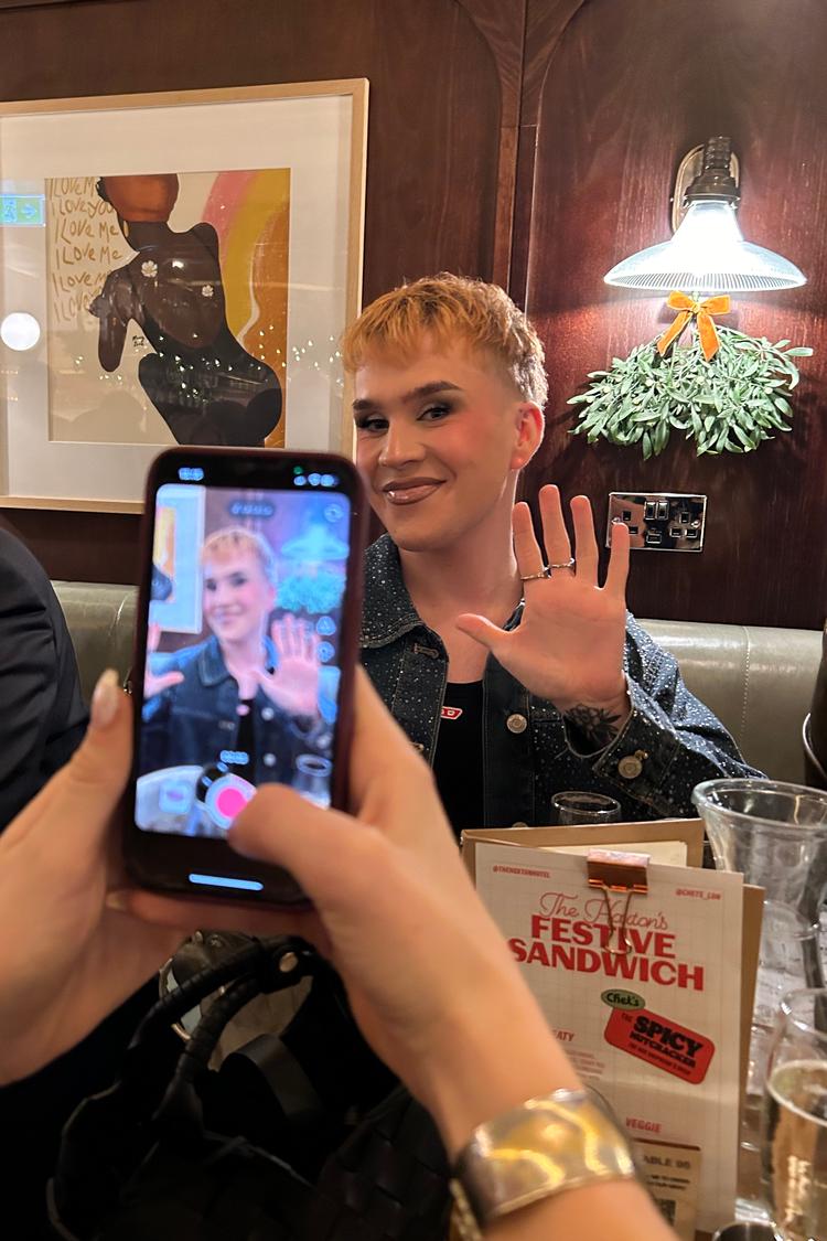 På et år gik Mikkel Lynge Nielsen fra 10.000 til tæt på 60.000, der følger med, når han laver makeup-videoer.  