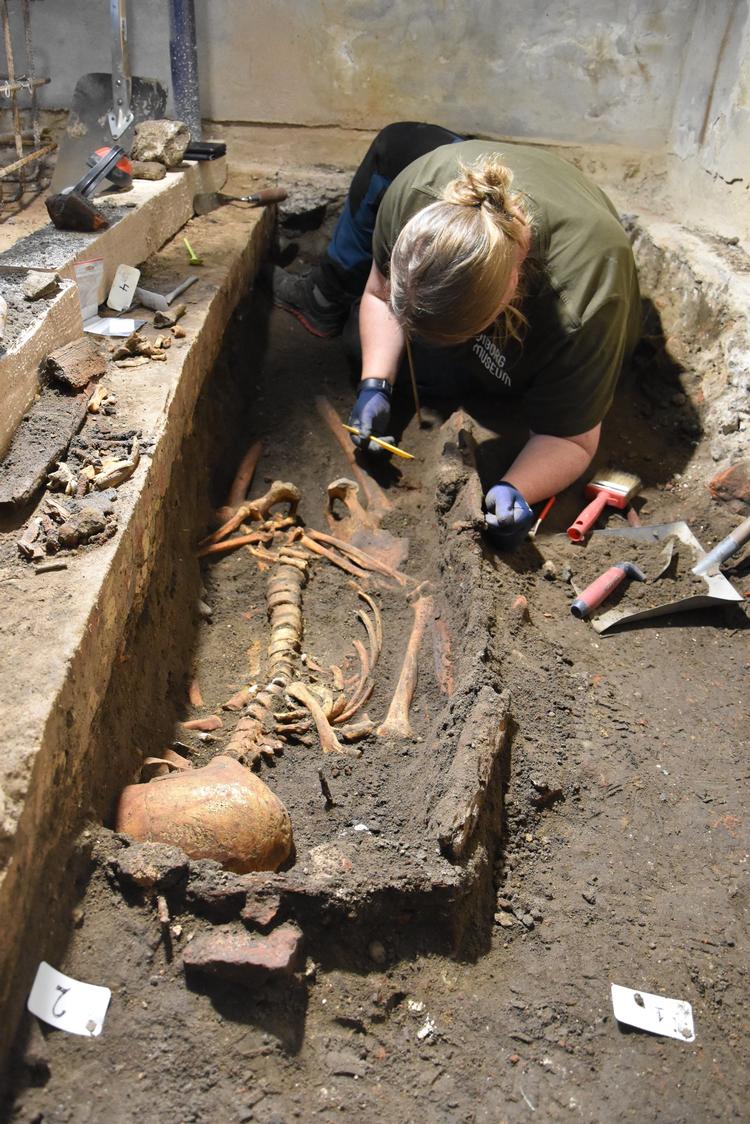 Arkæologerne er allerede i fuld gang ved Viborgs gamle landsret, der skal huse et nyt museum.  Foto: Viborg Museum