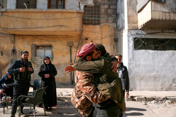 Flere er blevet genforenet, efter at præsident Assads regime faldt i Aleppo. Her ses en anden ung mand, der genforenes med sin familie. Foto: Aaref Watad/Ritzau Scanpix