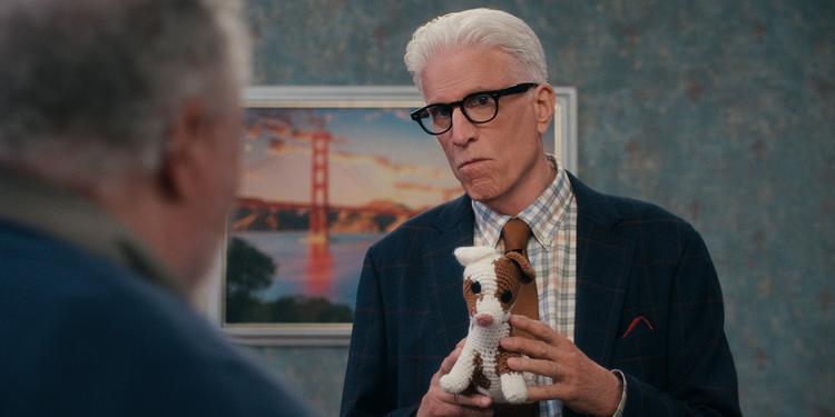 Ted Danson er sjov i rollen som den pensionerede ingeniørprofessor og enkemand, der tjekker ind på et plejehjem for at fange angivelige ugler i mosen. Foto: Netflix