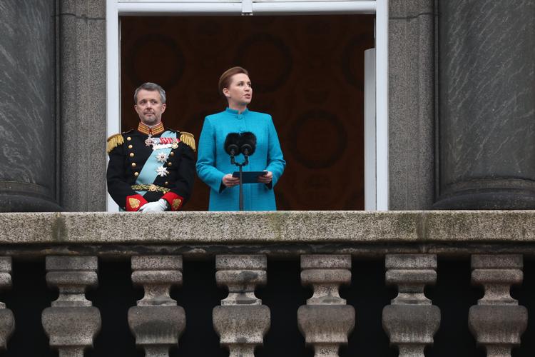 Kong Frederik X og statsminister Mette Frederiksen på Christiansborgs balkon ved tronskiftet i januar. Kongen har i denne uge udstyret en stribe socialdemokrater med ordener. Foto: Martin Lehmann