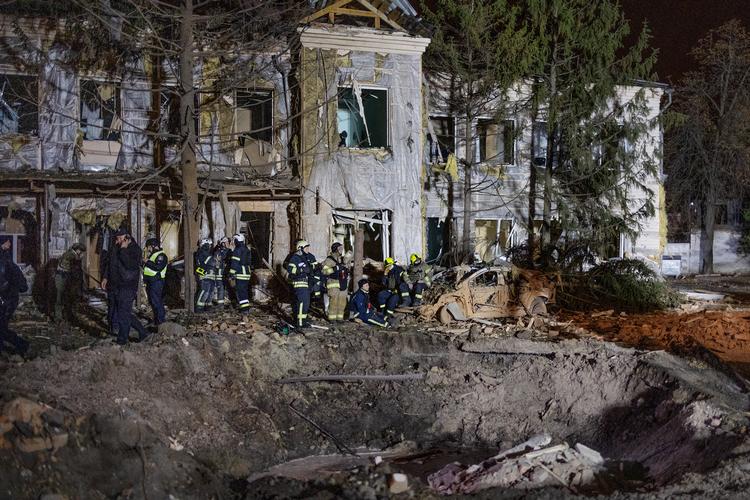 De mange dræbte og sårede i krigen i Ukraine tærer på ukrainernes kampgejst. Her ses et krater i Kharkiv efter et missilnedslag. Arkivfoto Foto: Thomas Borberg