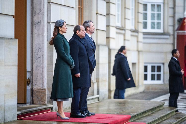 Kongeparret indledte statsbesøget ved at byde Egyptens præsident, Abdel Fattah al-Sisi, velkommen på Amalienborg. Præsidenten kritiseres for brud på menneskerettigheder. Foto: Martin Sylvest/Ritzau Scanpix
