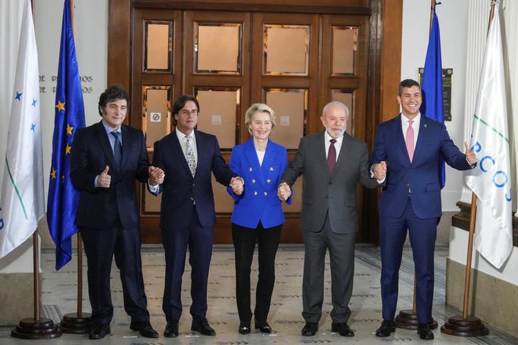 Argentina's præsident, Javier Milei, Uruguays præsident, Luis Lacalle Pou, EU-kommissionens formand, Ursula von der Leyen, Brasiliens præsident, Luiz Inacio Lula da Silva og Paraguays præsident, Santiago Pena holder hinanden i hænderne under præsentationen af den store handelsaftale.  Foto: Mariana Greif/Ritzau Scanpix
