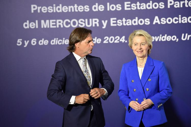 Uruguays præsident Luis Lacalle Pou og formand for EU-kommissionen Ursula von der Leyen landede frihandelsaftalen fredag. Foto: Martin Varela Umpierrez/Ritzau Scanpix