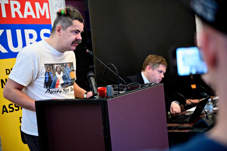 Uwe Max Jensen, der her taler ved en kongres i partiet Stram Kurs i 2019, har støbt kugler til flere politianmeldelser.  Arkivfoto Philip Davali