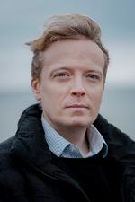 Forfatteren Glenn Bech har revset den kunstneriske elite, men er – ifølge radioprogrammet ’Hvem vil være parnas?’ – ikke afvisende over for at tage til hofbal hos kong Frederik og dronning Mary. Foto: Christian Falck Wolff