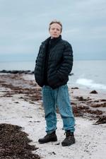 Glenn Bech har altid drømt om at flytte ud af byen væk fra mennesker og metro. Nu bor han i Skodsborg og har følelsen af at have reddet sig i land. Han føler sig rig, når han kan gå direkte ned på stranden. Foto: Christian Falck Wolff