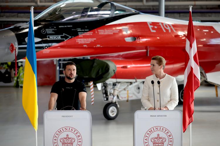 Ukraines præsident Volodymyr Zelenskyj og statsminister Mette Frederiksen på flvyestation Skrydstrup i august sidste år, hvor Danmark lovede at donere F 16-kampfly til Ukraine. Foto: Mads Nissen