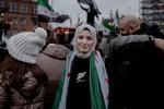 Blandt de festende syrere på Rådhuspladsen i København står Mariam Lady, 19 år. Hun håber, der nu opstår et fredeligt Syrien, og at hun kan møde sin familie. Foto: Christian Falck Wolff