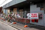 Mange har markeret deres sympati med det jødiske samfund i Melbourne med blomster, efter at en synagoge blev udsat for en ildpåsættelse. Foto: Martin Keep/Ritzau Scanpix