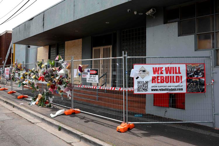 Mange har markeret deres sympati med det jødiske samfund i Melbourne med blomster, efter at en synagoge blev udsat for en ildpåsættelse. Foto: Martin Keep/Ritzau Scanpix