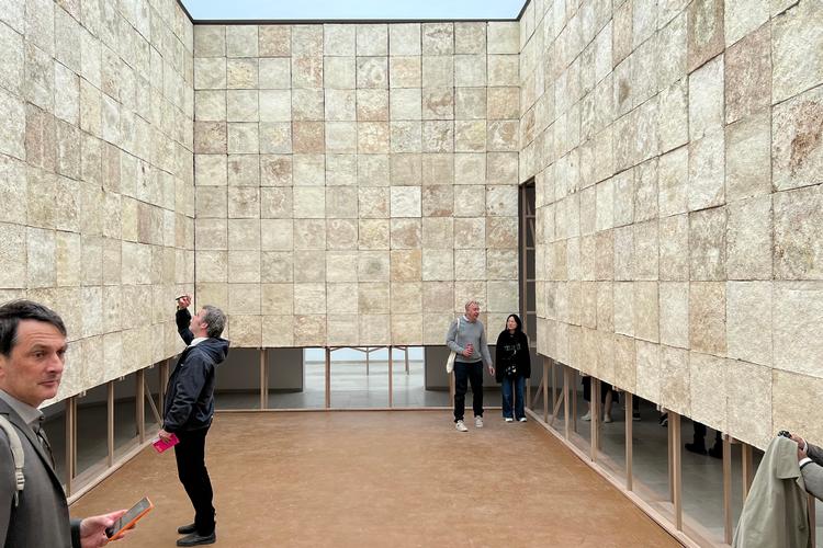 Rum opbygget af træ beklædt med myceliumplader på et gulv af stampet jord. Fra den belgiske pavillon på Venedigbiennalen 2023 af Bento Architecture og Vinciane Despret. Foto: Karsten Ifversen