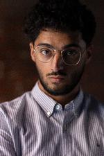 Digteren Haidar Ansaris mest lyttede artister i 2024 er primært hiphop- og rap-artister. Men så dukker to popnavne også lige op. Foto: Finn Frandsen