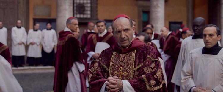 Ralph Fiennes er den amerikanske kardinal, der ser sit snit til at intrigere uønskede kandidater til pavevalget ud på et sidespor i den kontroversielle nye 'Konklave'. Foto: SF Film