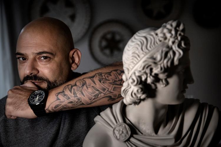 »Nu er jeg endelig ved at have lært mig selv at kende og kan navigere efter mit indre. Det er topfedt. Jeg har aldrig haft det bedre«, siger Janus Nabil Bakrawi. Foto: Martin Lehmann