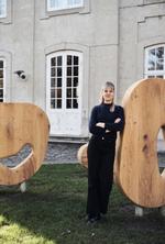 I haven ved Designmuseum Danmark står Anne Brandhøjs store skulpturer, der er inspireret af sølv- og træsmeden Kay Bojesen.  Foto: Benjamin Lund