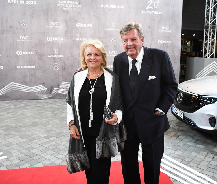 Johann Rupert i selskab med sin kone Gaynor Rupert på den røde løber i Berlin i 2020.  Foto: Markus Gilliar/Ritzau Scanpix