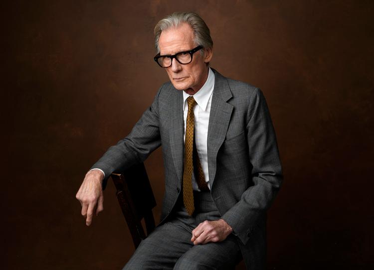     Nighy er berømt for at være velklædt og optræder på lister over årets bedstklædte mænd. 

»Jeg føler mig kun rigtig komfortabel i, hvad vi plejer at kalde a decent lounge suit«, har han sagt. Foto: Chris Pizzello/Ritzau Scanpix