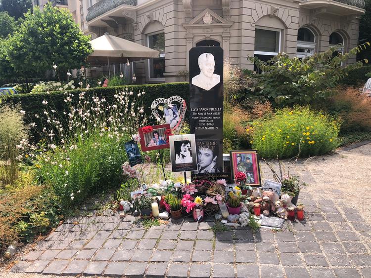 Mindesmærket på Elvis Presley Platz foran Villa Grünnewald Hotel. De mest ihærdige fanturister kan booke hotellets rum nr. 10, Elvis’ tidligere værelse.  