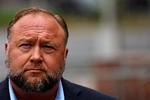 Alex Jones, stifteren af Infowars - her fotograferet efter at være blevet idømt en bøde på ca. 9 milliarder kroner for bagvaskelse. Foto: Mike Segar/Ritzau Scanpix