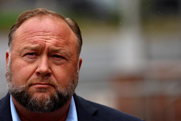Alex Jones, stifteren af Infowars - her fotograferet efter at være blevet idømt en bøde på ca. 9 milliarder kroner for bagvaskelse. Foto: Mike Segar/Ritzau Scanpix