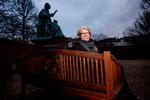 Trine Hahnemann, der nu fylder 60, bor til daglig i Italien. Her er hun fotograferet i Kongens Have, som er et af de steder i København, hun savner mest.  Foto: Jacob Ehrbahn