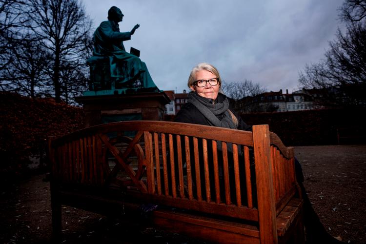 Trine Hahnemann, der nu fylder 60, bor til daglig i Italien. Her er hun fotograferet i Kongens Have, som er et af de steder i København, hun savner mest.  Foto: Jacob Ehrbahn