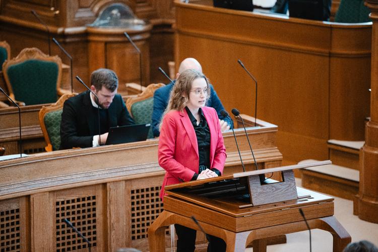 Aki-Matilda Høegh-Dam (SIU) er en af dem, der er blevet kritiseret for at insistere på at tale grønlandsk i Folketingssalen under en afslutningsdebat. Foto: Jonathan Damslund