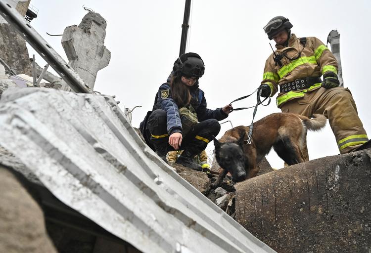 Redningsmandskab leder efter overlevende i Zaporizjzjz efter et russisk missilangreb. Foto: Stringer/Ritzau Scanpix