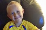 Lucas med sin lillebror, som Nina ikke ønsker skal optræde i fortællingen her. Nina blev træner for Lucas’ fodboldhold, som bestod af sammenbragte drenge med vanskeligheder.
»Der var ingen andre trænere, som ville have med dem at gøre, for de var så besværlige. Så tog jeg dem. Jeg fik orden på dem«.  Foto: Privatfoto