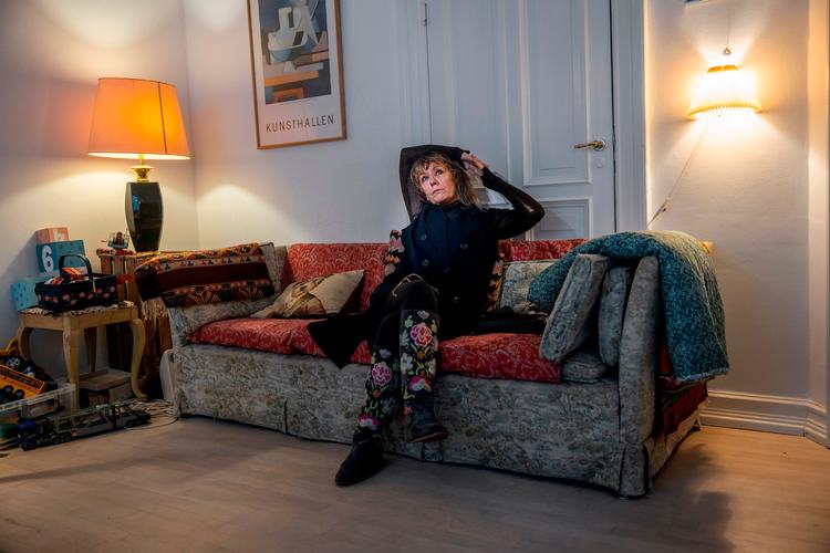 Penge har fået Line Knutzon til at »uddele lussinger«.  Men hun frygter også, at det at tale om det bliver »sådan noget offer-shit«. Vi har mødt dramatikeren og forfatteren i lejelejligheden på Frederiksberg. Foto: Nicolai West Foto: Nicolai West