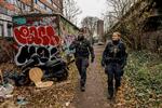 Det er ikke alt i København, der rimer på cafe latte og ligner finere københavnske saloner. Nærpolitibetjentene Kenneth Andersen og Mette, der ikke ønsker sit efternavn frem, skal holde øje med lidt af hvert på Nørrebro. Foto: Jacob Ehrbahn