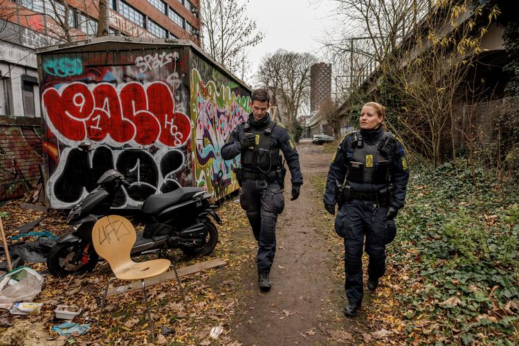 Det er ikke alt i København, der rimer på cafe latte og ligner finere københavnske saloner. Nærpolitibetjentene Kenneth Andersen og Mette, der ikke ønsker sit efternavn frem, skal holde øje med lidt af hvert på Nørrebro. Foto: Jacob Ehrbahn