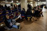Folk søger ly i en metrostation i Kyiv under det russiske angreb fredag. Foto: Alina Smutko/Ritzau Scanpix