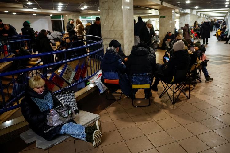 Folk søger ly i en metrostation i Kyiv under det russiske angreb fredag. Foto: Alina Smutko/Ritzau Scanpix