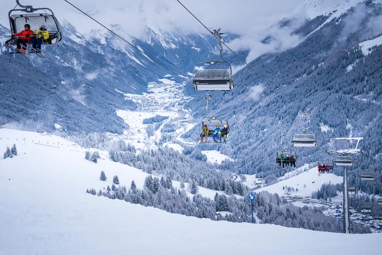 Østrigske St. Anton har netop oplevet en del snefald, som det kan ses her på billedet. Skisportsstedet er et af de steder, der vanligvis trækker en del danskere til i den kolde sæson.  Foto: Patrick Bätz