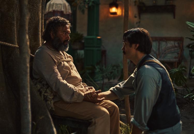 Márquez’ suveræne slægtsroman er både en fortælling om kærlighed, overtro og stræben, og det er magisk overført som tv-serie. Her den aldrende patriark og hans søn, José og Aerelio. Foto: Pablo Arellano / Netflix